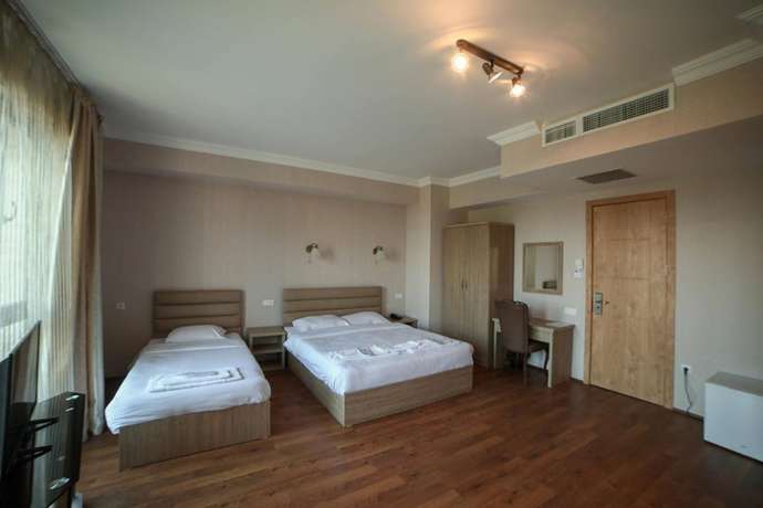 Imagen de la habitación del Hotel L Plaza. Foto 3
