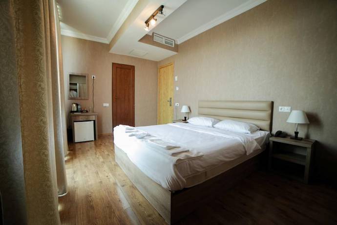 Imagen de la habitación del Hotel L Plaza. Foto 5