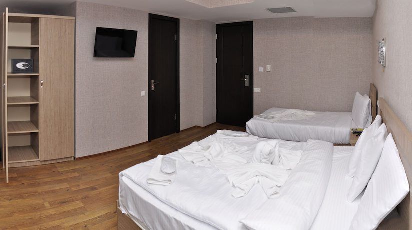 Imagen de la habitación del Hotel L Plaza. Foto 7