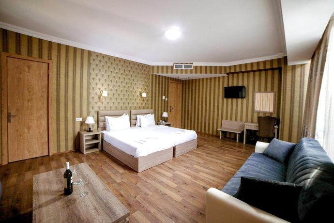 Imagen de la habitación del Hotel L Plaza. Foto 10