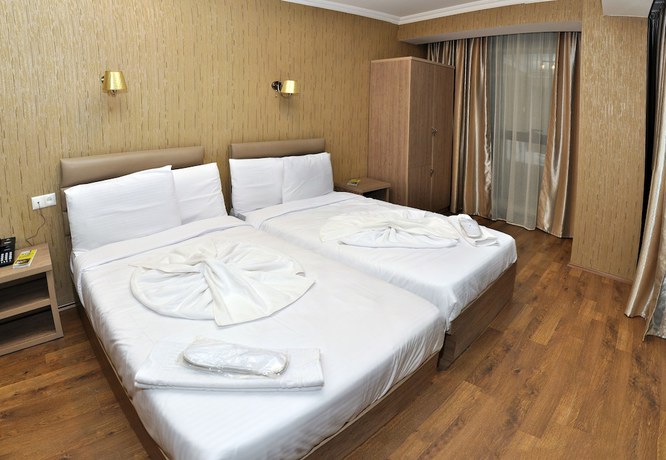 Imagen de la habitación del Hotel L Plaza. Foto 11
