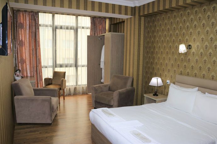Imagen de la habitación del Hotel L Plaza. Foto 13