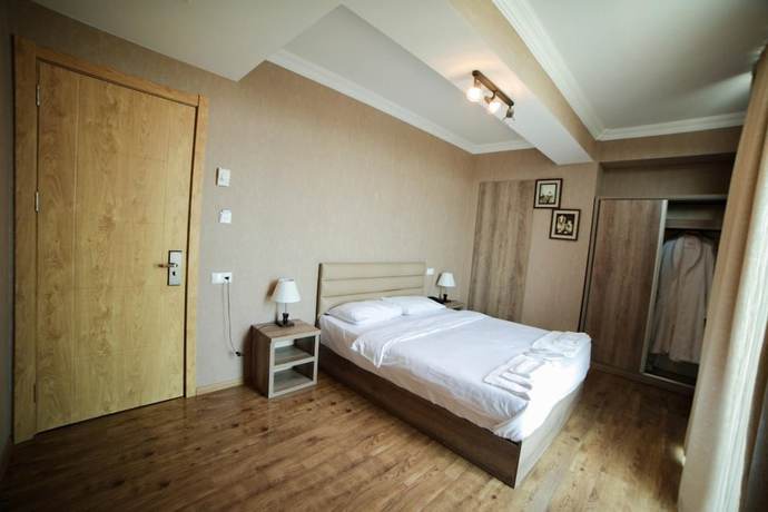 Imagen de la habitación del Hotel L Plaza. Foto 14