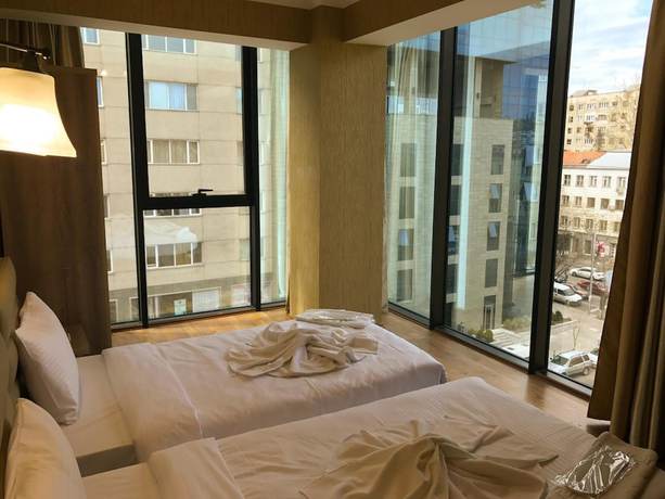 Imagen de la habitación del Hotel L Plaza. Foto 15