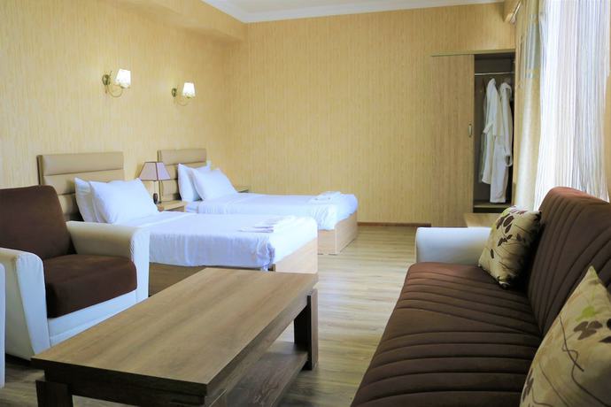 Imagen de la habitación del Hotel L Plaza. Foto 16