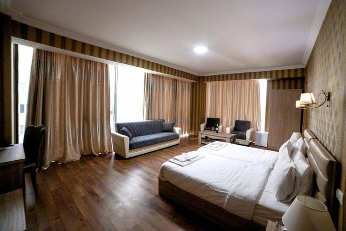 Imagen de la habitación del Hotel L Plaza. Foto 17