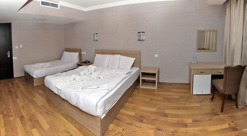 Imagen de la habitación del Hotel L Plaza. Foto 18
