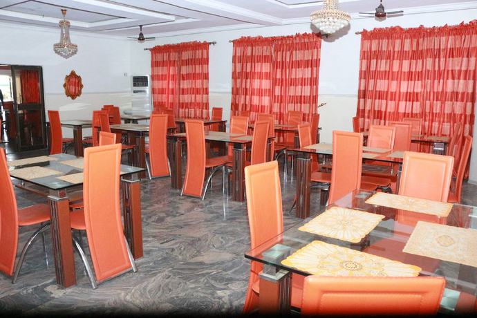 Imagen del bar/restaurante del Hotel L and L Executives and Suites. Foto 2