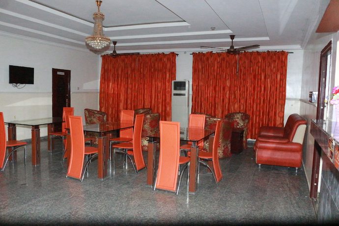 Imagen del bar/restaurante del Hotel L and L Executives and Suites. Foto 3