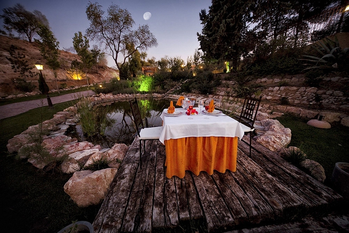 Imagen de los exteriores del Hotel LA CERVALERA. Foto 9