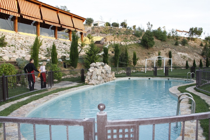 Imagen de la piscina del Hotel LA CERVALERA. Foto 14