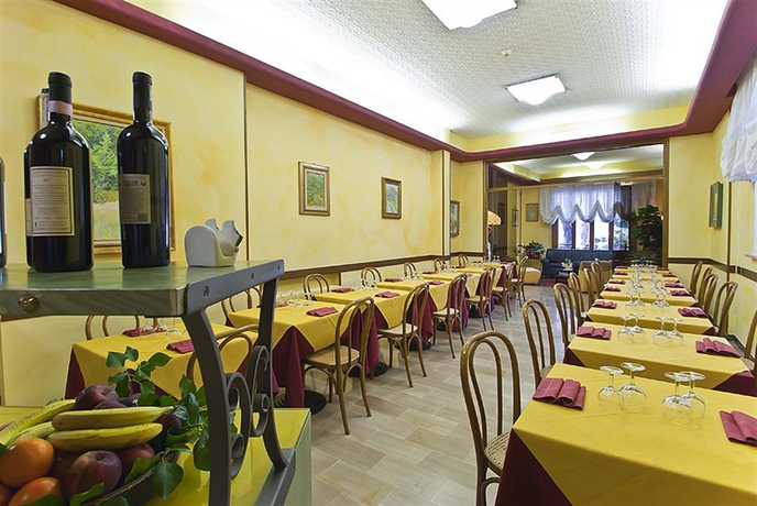 Imagen del bar/restaurante del Hotel LA RIVIERA, Montecatini Terme. Foto 3