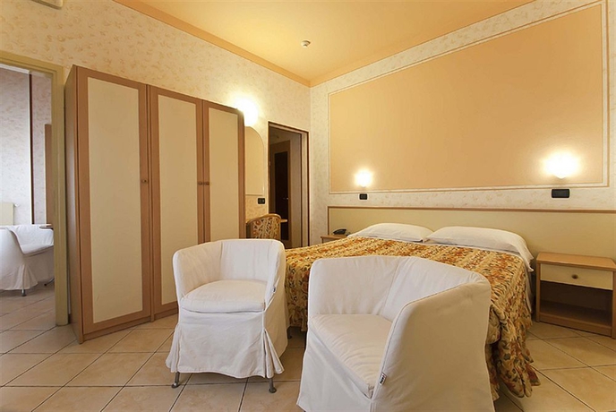 Imagen de la habitación del Hotel LA RIVIERA, Montecatini Terme. Foto 7