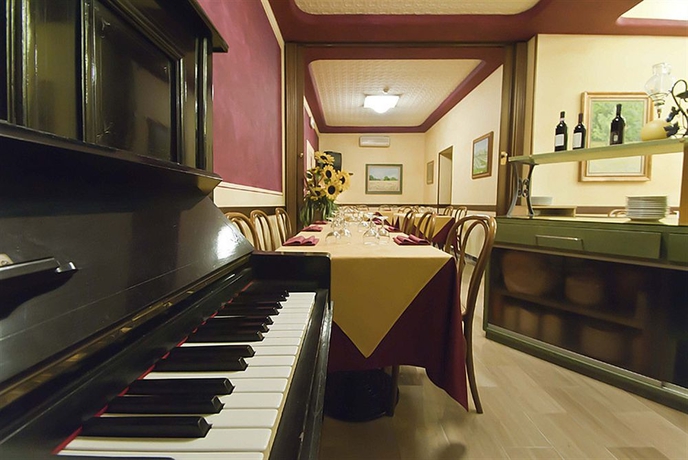 Imagen del bar/restaurante del Hotel LA RIVIERA, Montecatini Terme. Foto 4