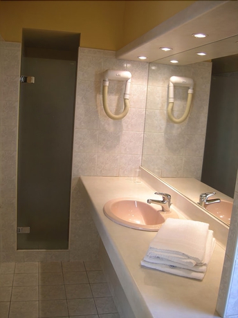 Imagen de la habitación del Hotel LABE H&ocirc;tel Tours Centre Gare. Foto 12