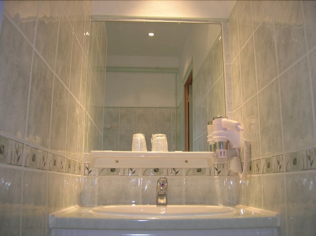 Imagen de la habitación del Hotel LABE H&ocirc;tel Tours Centre Gare. Foto 15