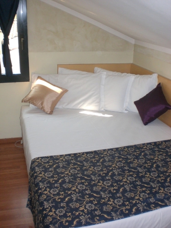 Imagen de la habitación del Hotel LAERTE PALACE. Foto 17