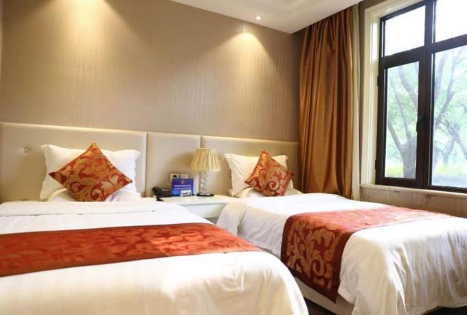 Imagen de la habitación del Hotel LANDI FASHION PARK. Foto 13