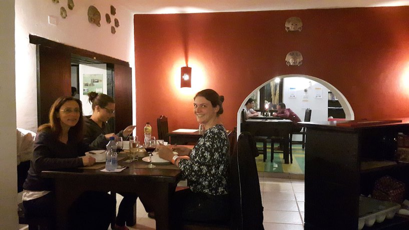 Imagen del bar/restaurante del Hotel L\'AUBERGE INN - Hostel. Foto 7