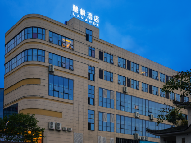 Imagen general del Hotel LAVANDE HOTELS LUZHOU LU COUNTY WANFU DADUHUI. Foto 3