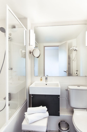 Imagen de la habitación del Hotel L'Amandier, Nanterre. Foto 4