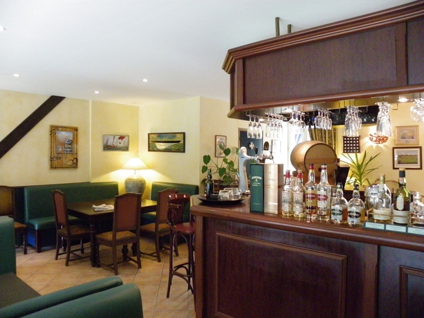 Imagen del bar/restaurante del Hotel L'Armoric B&eacute;nodet - Logis. Foto 3