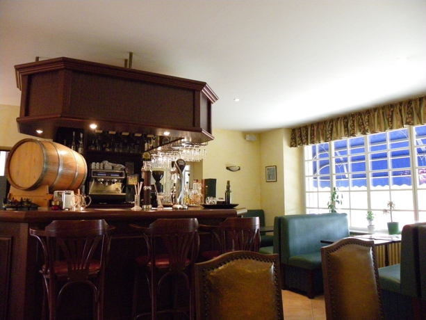 Imagen del bar/restaurante del Hotel L'Armoric B&eacute;nodet - Logis. Foto 4