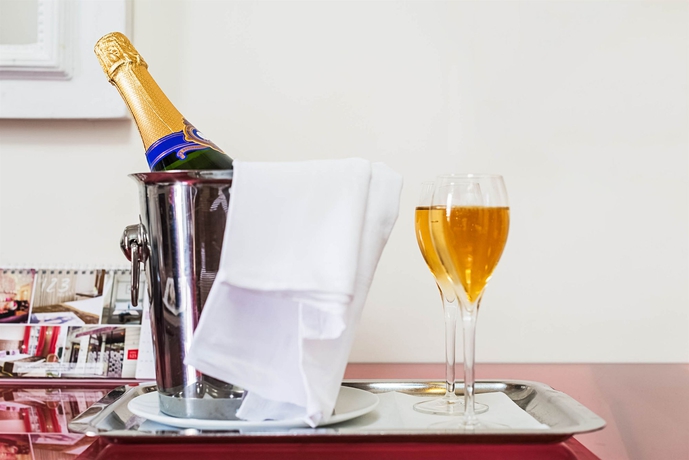 Imagen de la habitación del Hotel LE 123 ELYSEES. Foto 8