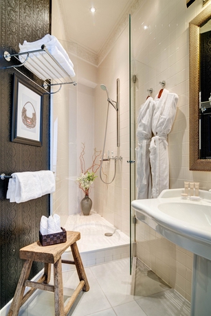 Imagen de la habitación del Hotel LE 123 ELYSEES. Foto 15