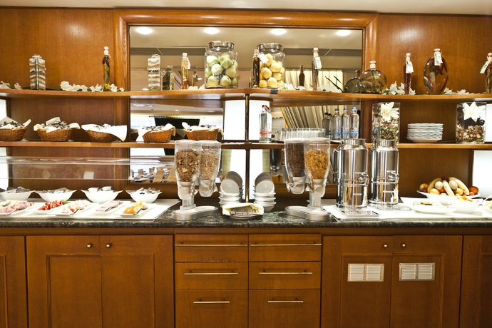 Imagen del bar/restaurante del Hotel LE CHATELAIN. Foto 3