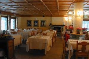 Imagen del bar/restaurante del Hotel LE ROCHER, Champoluc. Foto 2