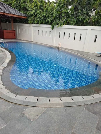 Imagen de la piscina del Hotel LE SEMAR HOTEL KARAWACI. Foto 10