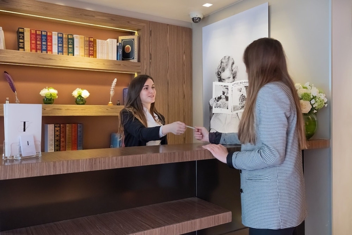 Imagen de los interiores del Hotel LE TOURVILLE PARIS. Foto 17