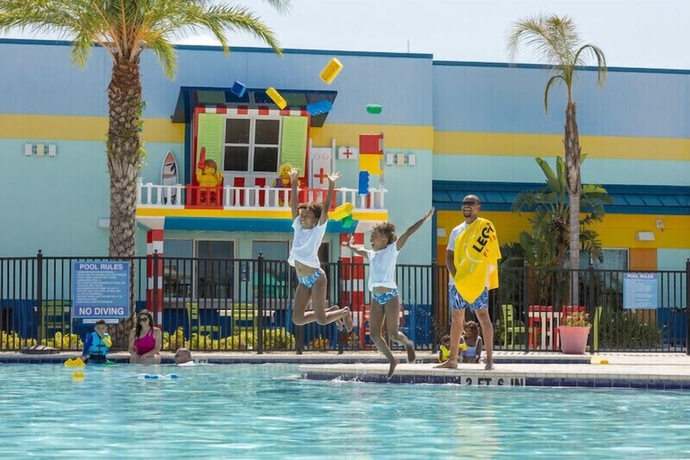 Imagen de la piscina del Hotel LEGOLAND Beach Retreat. Foto 13