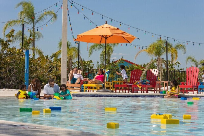 Imagen de la piscina del Hotel LEGOLAND Beach Retreat. Foto 16