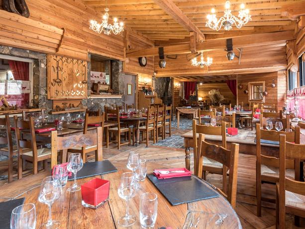 Imagen del bar/restaurante del Hotel L'Ecureuil. Foto 2