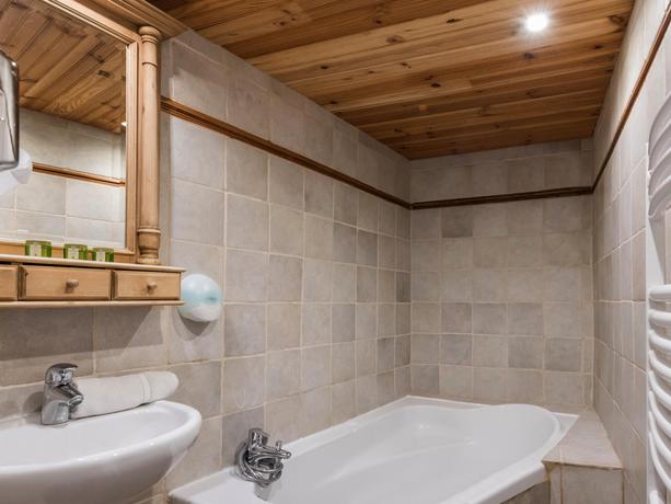 Imagen de la habitación del Hotel L'Ecureuil. Foto 4