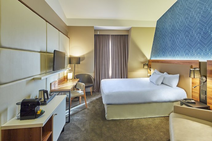 Imagen de la habitación del Hotel L'Elysee Val D'Europe. Foto 12