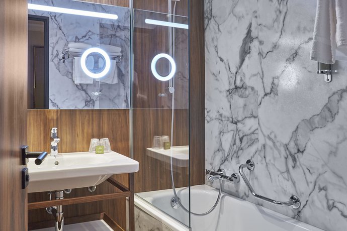 Imagen de la habitación del Hotel L'Elysee Val D'Europe. Foto 20