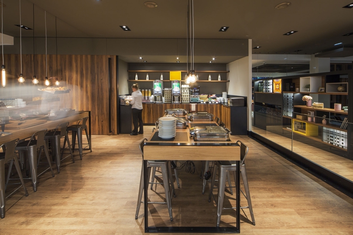 Imagen del bar/restaurante del Hotel L'Elysee Val D'Europe. Foto 7