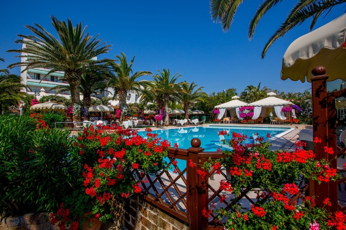 Imagen de la piscina del Hotel LH Mion. Foto 16