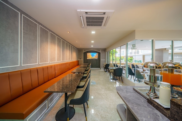 Imagen del bar/restaurante del Hotel LHC HOTEL AND RESORT, Na Kluea. Foto 1