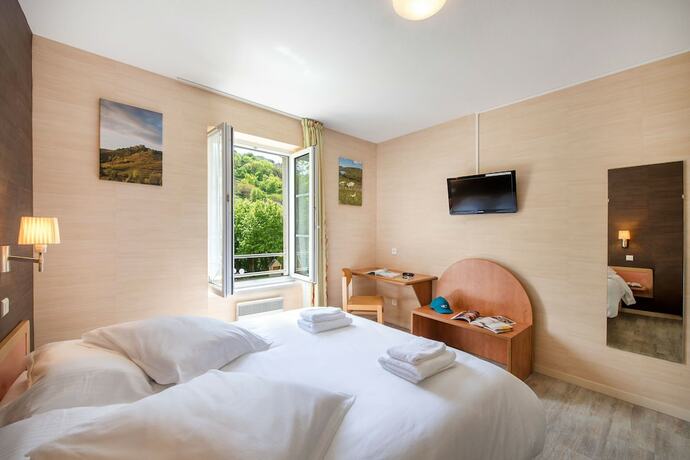 Imagen general del Hotel L\'H&Ocirc;TEL DES BAINS - Salles-la-Source. Foto 2