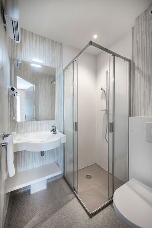 Imagen general del Hotel L\'H&Ocirc;TEL DES BAINS - Salles-la-Source. Foto 4