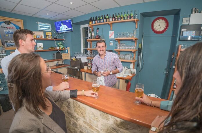 Imagen general del Hotel L\'H&Ocirc;TEL DES BAINS - Salles-la-Source. Foto 5