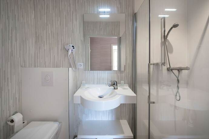 Imagen general del Hotel L\'H&Ocirc;TEL DES BAINS - Salles-la-Source. Foto 13