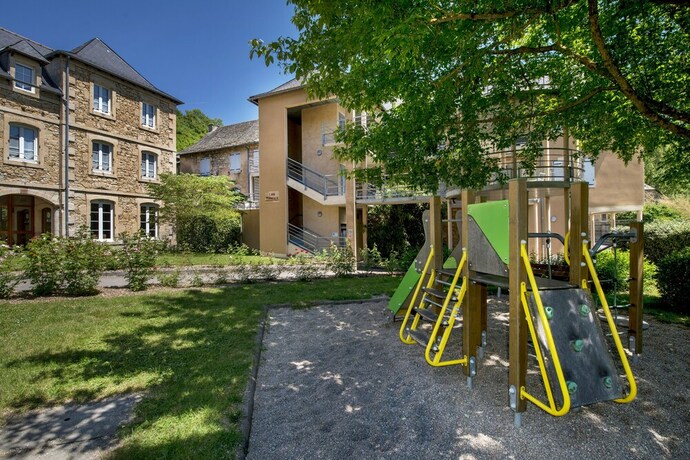 Imagen general del Hotel L\'H&Ocirc;TEL DES BAINS - Salles-la-Source. Foto 17