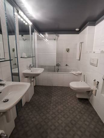 Imagen de la habitación del Hotel L\'H&Ocirc;TEL by Hostellerie du Ch&acirc;teau. Foto 5