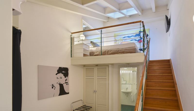 Imagen de la habitación del Hotel L\'H&Ocirc;TEL by Hostellerie du Ch&acirc;teau. Foto 7