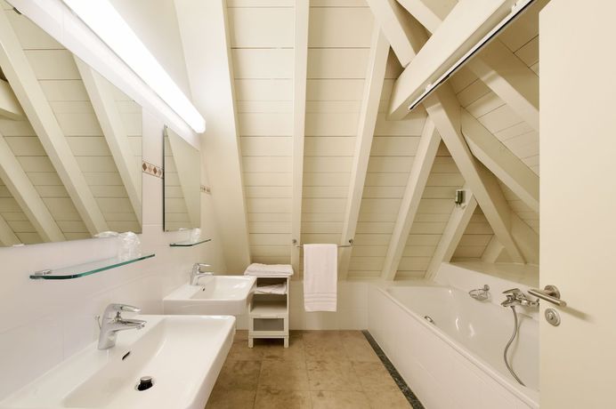 Imagen de la habitación del Hotel L\'H&Ocirc;TEL by Hostellerie du Ch&acirc;teau. Foto 12